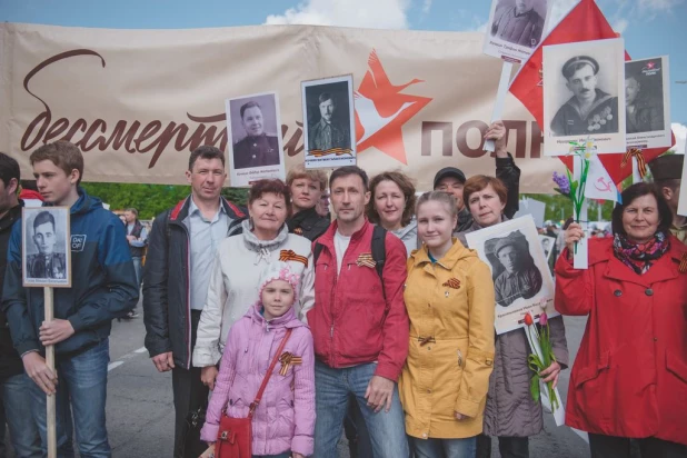 Участники "Бессмертного полка" в Барнауле. 9 мая 2016 года.