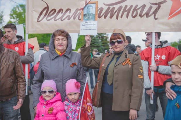 Участники "Бессмертного полка" в Барнауле. 9 мая 2016 года.