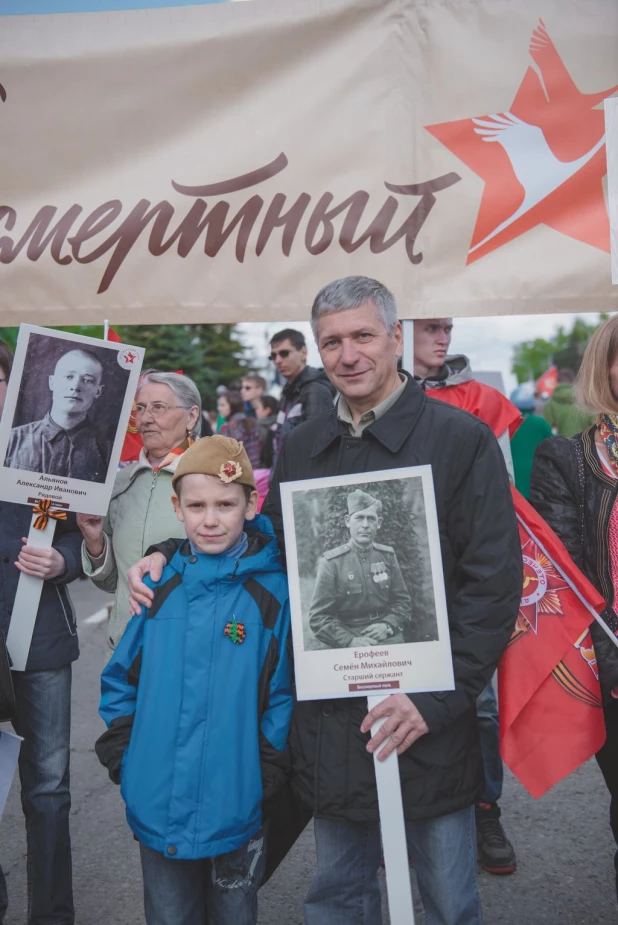 Участники "Бессмертного полка" в Барнауле. 9 мая 2016 года.