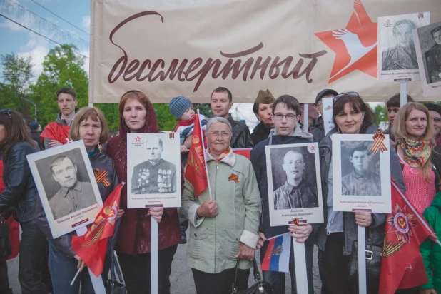 Участники "Бессмертного полка" в Барнауле. 9 мая 2016 года.