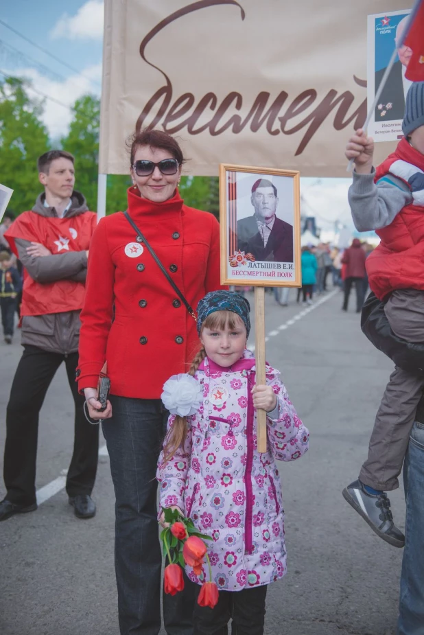 Участники "Бессмертного полка" в Барнауле. 9 мая 2016 года.