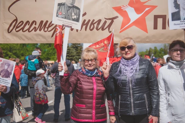 Участники "Бессмертного полка" в Барнауле. 9 мая 2016 года.