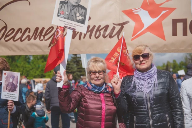 Участники "Бессмертного полка" в Барнауле. 9 мая 2016 года.