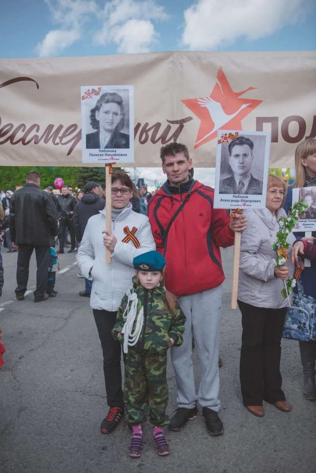 Участники "Бессмертного полка" в Барнауле. 9 мая 2016 года.