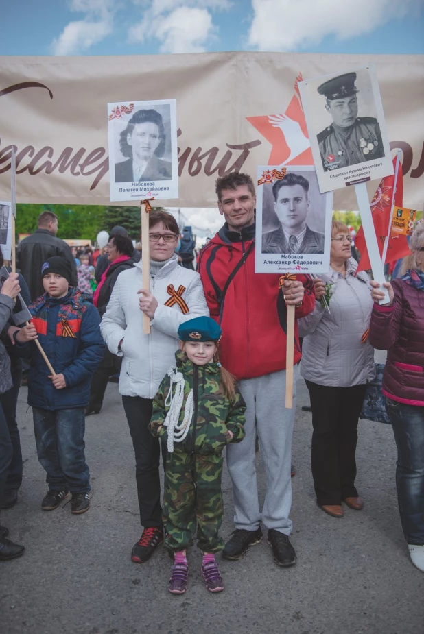 Участники "Бессмертного полка" в Барнауле. 9 мая 2016 года.