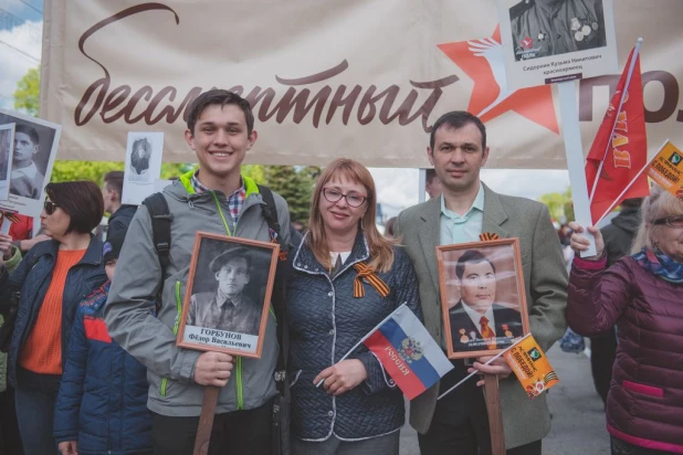 Участники "Бессмертного полка" в Барнауле. 9 мая 2016 года.