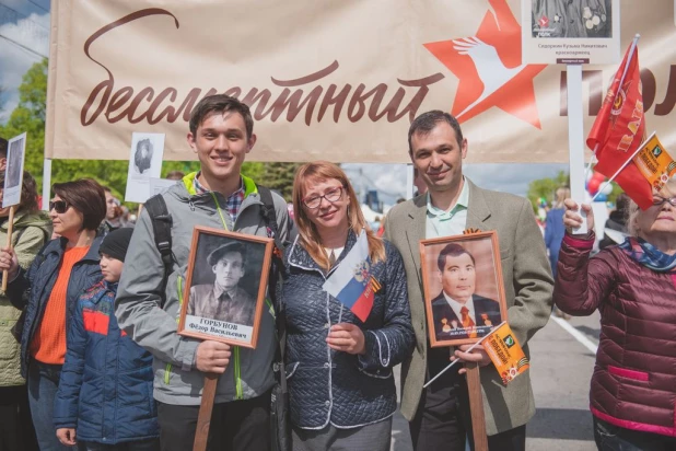 Участники "Бессмертного полка" в Барнауле. 9 мая 2016 года.