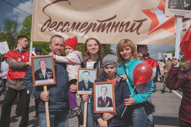 Участники "Бессмертного полка" в Барнауле. 9 мая 2016 года.