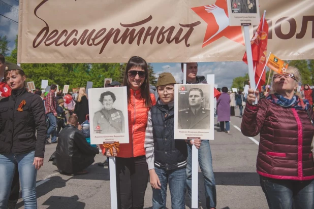 Участники "Бессмертного полка" в Барнауле. 9 мая 2016 года.