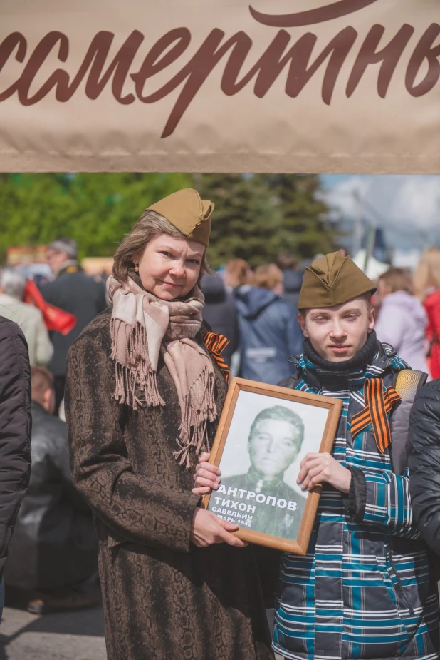 Участники "Бессмертного полка" в Барнауле. 9 мая 2016 года.