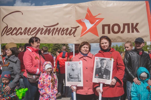 Участники "Бессмертного полка" в Барнауле. 9 мая 2016 года.