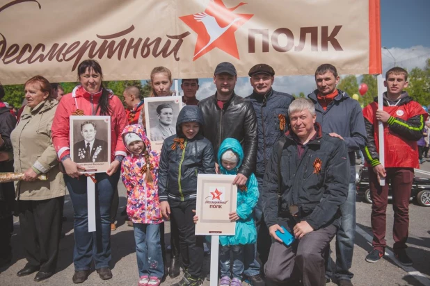 Участники "Бессмертного полка" в Барнауле. 9 мая 2016 года.