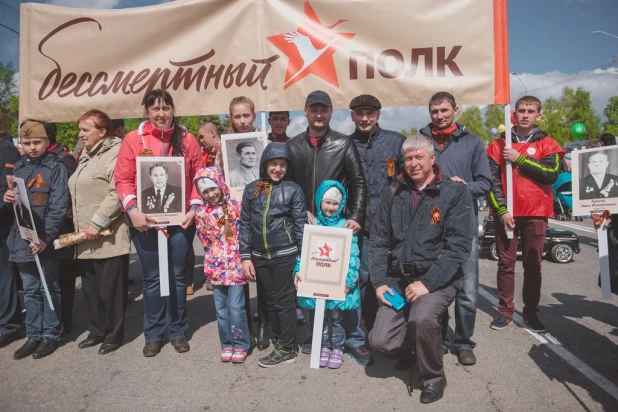 Участники "Бессмертного полка" в Барнауле. 9 мая 2016 года.