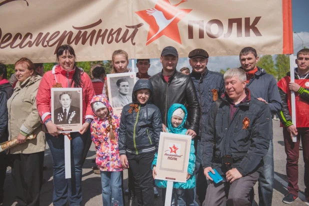 Участники "Бессмертного полка" в Барнауле. 9 мая 2016 года.