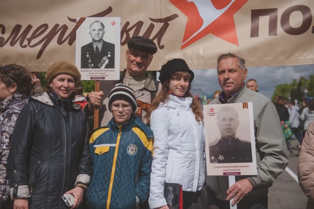 Участники "Бессмертного полка" в Барнауле. 9 мая 2016 года.