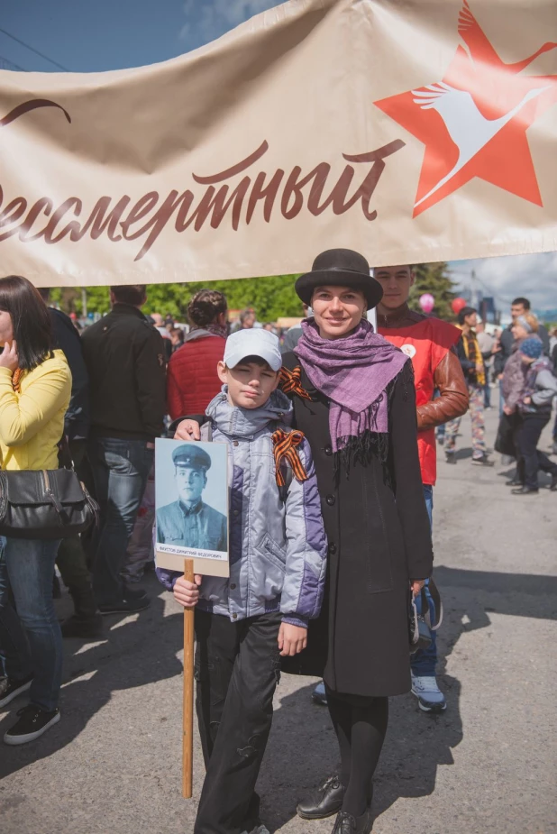 Участники "Бессмертного полка" в Барнауле. 9 мая 2016 года.