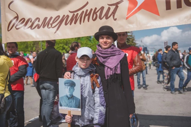 Участники "Бессмертного полка" в Барнауле. 9 мая 2016 года.