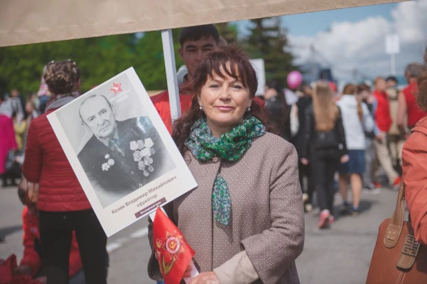 Участники "Бессмертного полка" в Барнауле. 9 мая 2016 года.