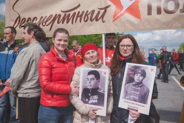 Участники "Бессмертного полка" в Барнауле. 9 мая 2016 года.