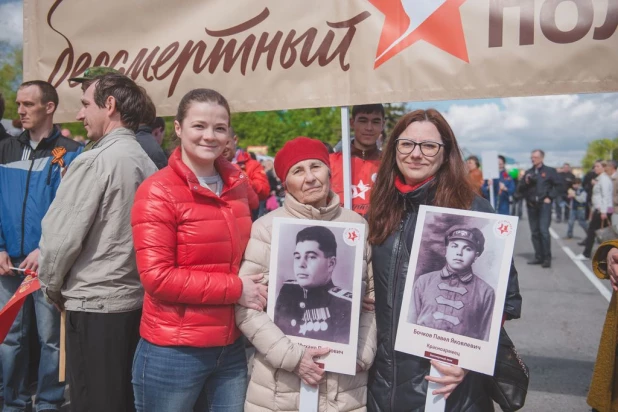 Участники "Бессмертного полка" в Барнауле. 9 мая 2016 года.