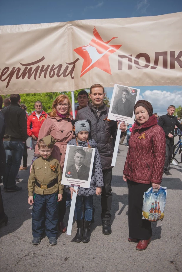 Участники "Бессмертного полка" в Барнауле. 9 мая 2016 года.