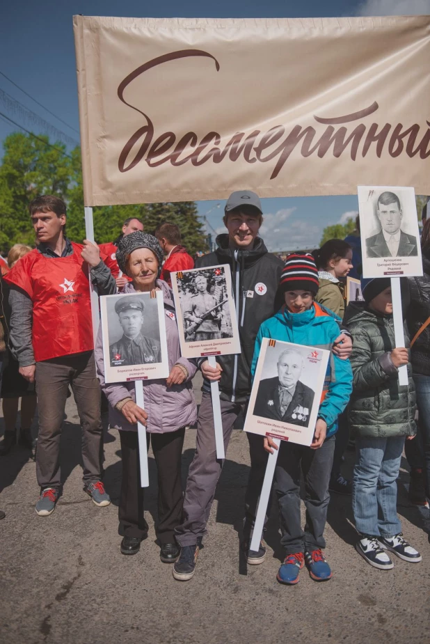 Участники "Бессмертного полка" в Барнауле. 9 мая 2016 года.