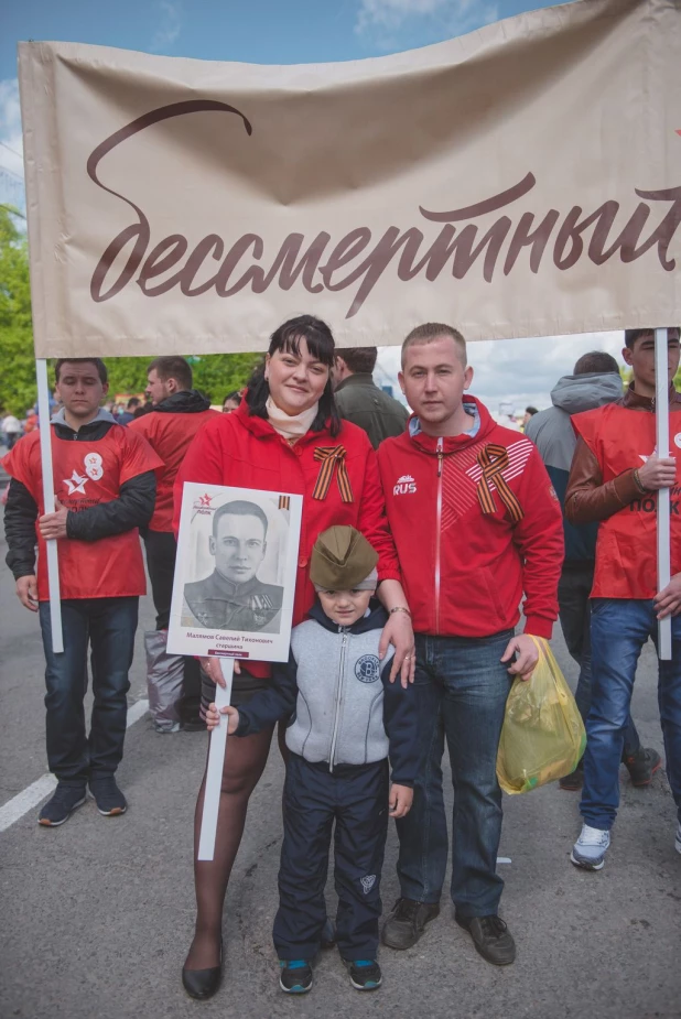 Участники "Бессмертного полка" в Барнауле. 9 мая 2016 года.