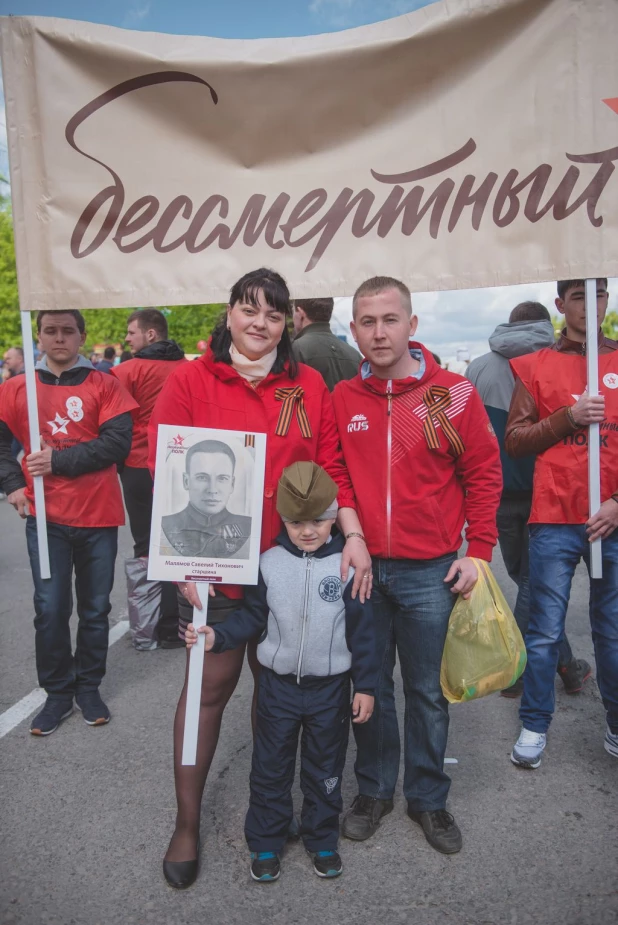 Участники "Бессмертного полка" в Барнауле. 9 мая 2016 года.