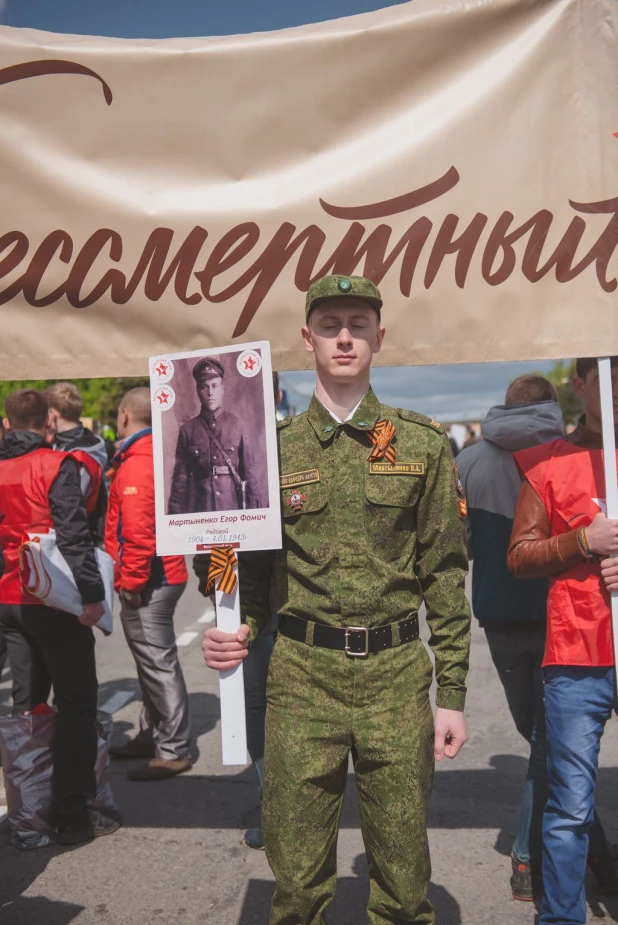 Участники "Бессмертного полка" в Барнауле. 9 мая 2016 года.