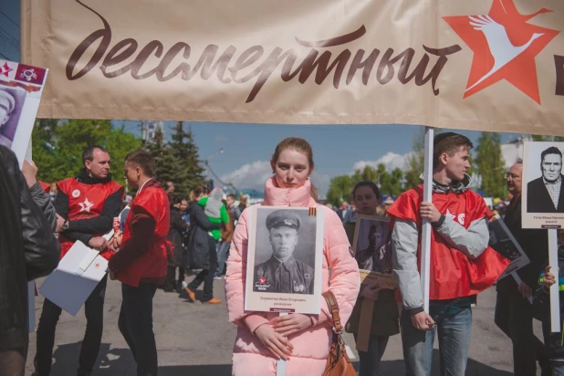 Участники "Бессмертного полка" в Барнауле. 9 мая 2016 года.