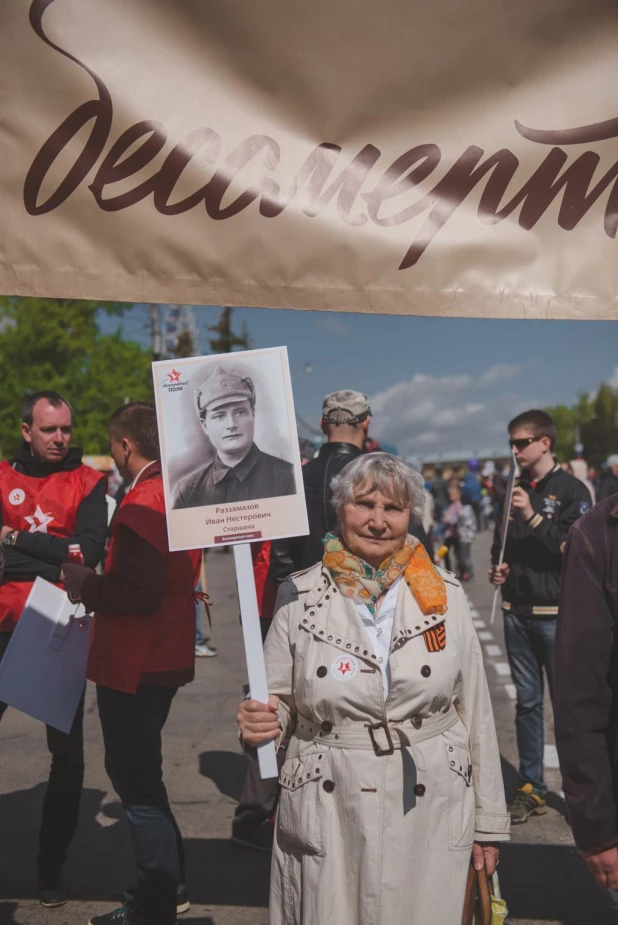 Участники "Бессмертного полка" в Барнауле. 9 мая 2016 года.