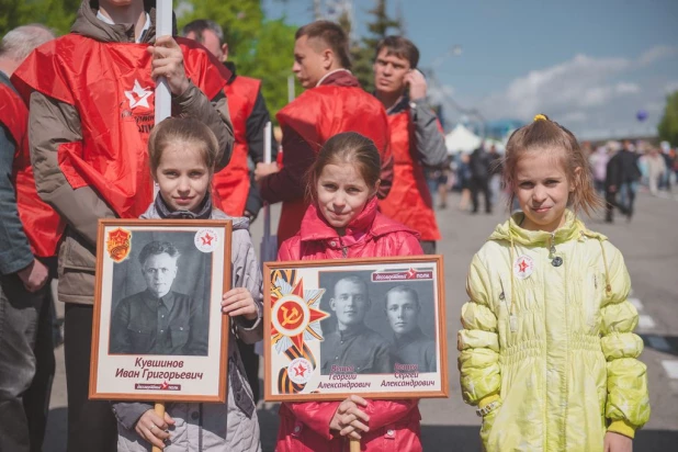 Участники "Бессмертного полка" в Барнауле. 9 мая 2016 года.