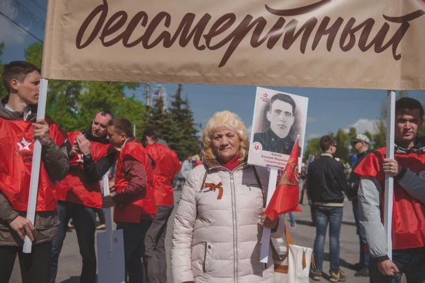 Участники "Бессмертного полка" в Барнауле. 9 мая 2016 года.