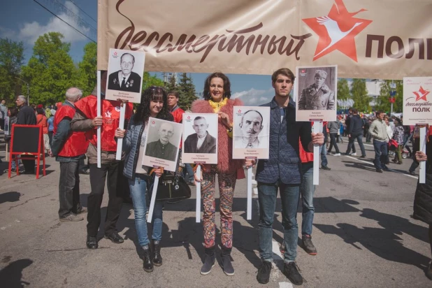 Участники "Бессмертного полка" в Барнауле. 9 мая 2016 года.