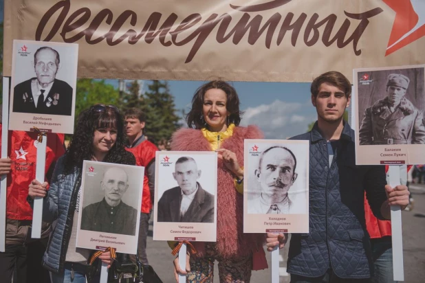 Участники "Бессмертного полка" в Барнауле. 9 мая 2016 года.