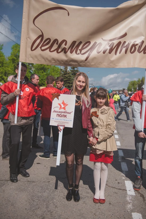 Участники "Бессмертного полка" в Барнауле. 9 мая 2016 года.