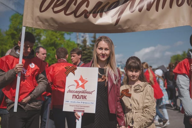 Участники "Бессмертного полка" в Барнауле. 9 мая 2016 года.