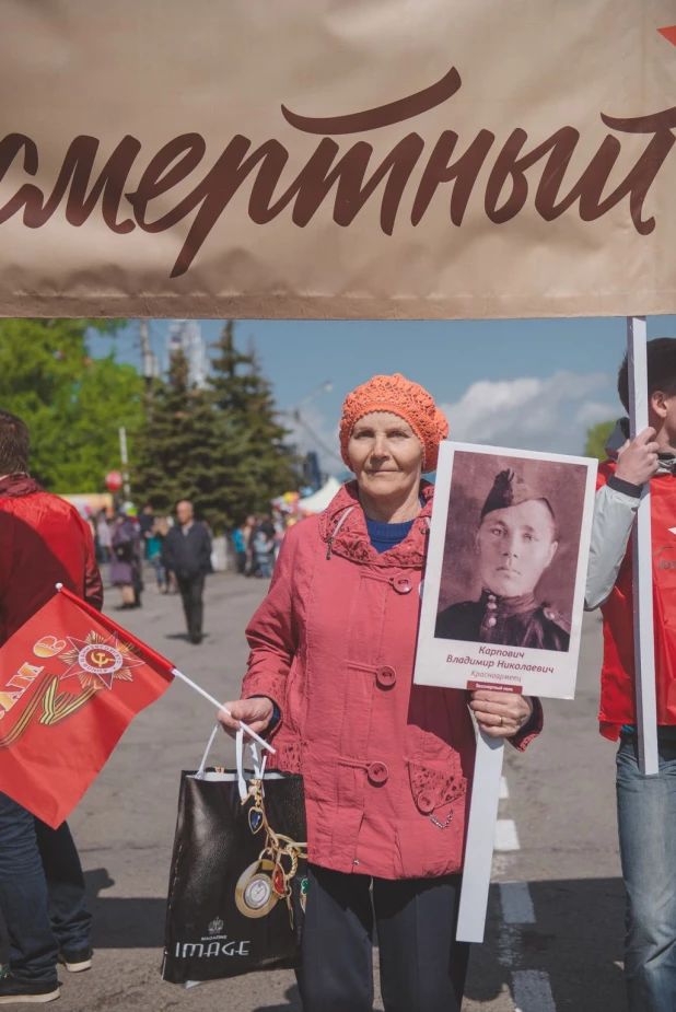 Участники "Бессмертного полка" в Барнауле. 9 мая 2016 года.