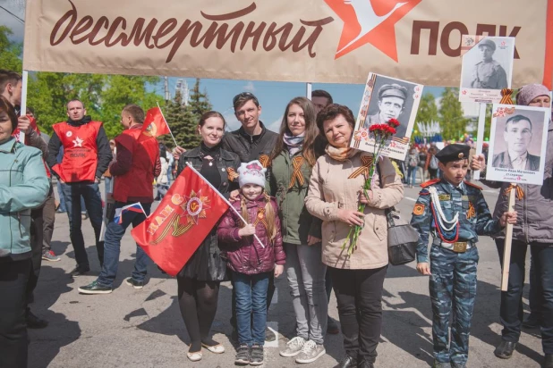 Участники "Бессмертного полка" в Барнауле. 9 мая 2016 года.