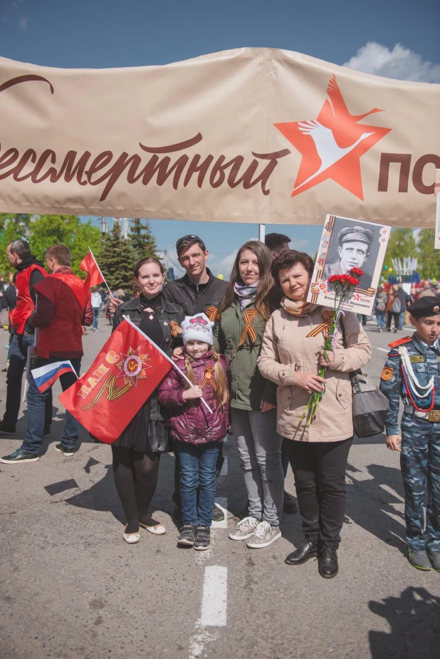 Участники "Бессмертного полка" в Барнауле. 9 мая 2016 года.