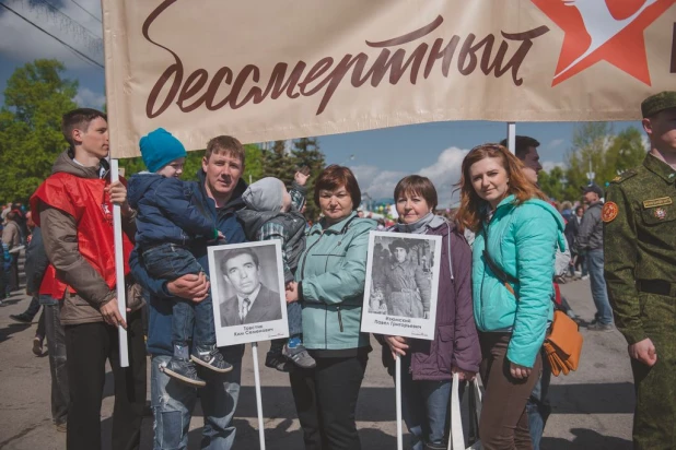 Участники "Бессмертного полка" в Барнауле. 9 мая 2016 года.