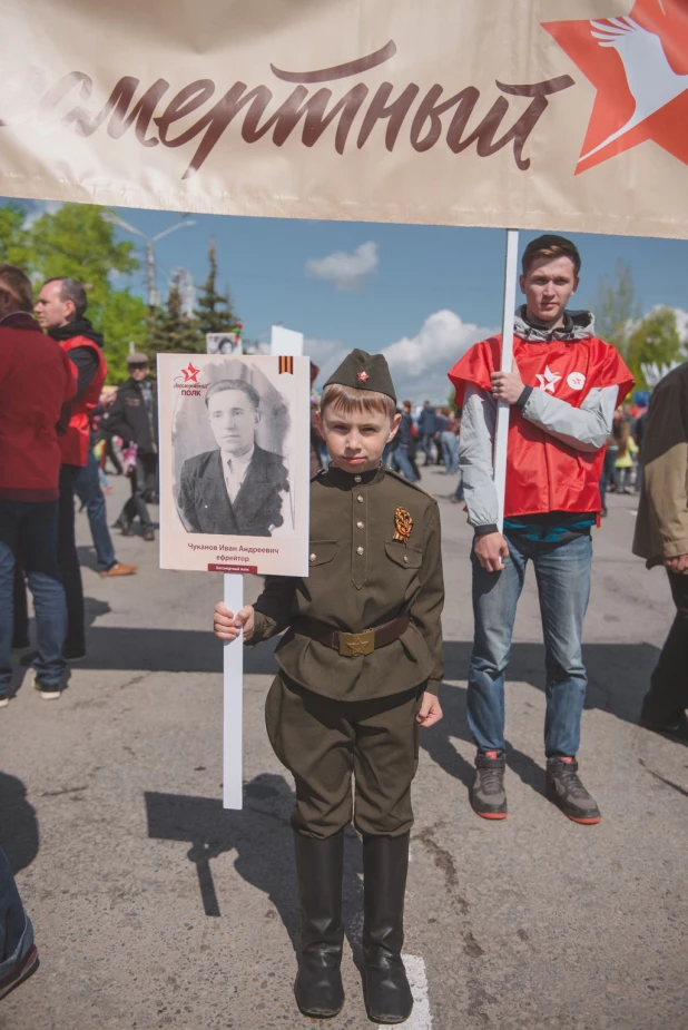 Участники "Бессмертного полка" в Барнауле. 9 мая 2016 года.