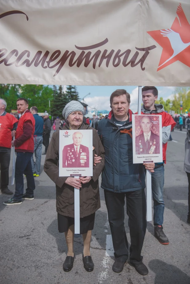 Участники "Бессмертного полка" в Барнауле. 9 мая 2016 года.