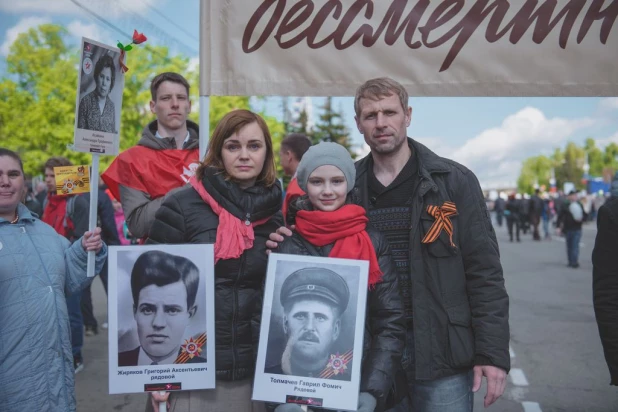 Участники "Бессмертного полка" в Барнауле. 9 мая 2016 года.