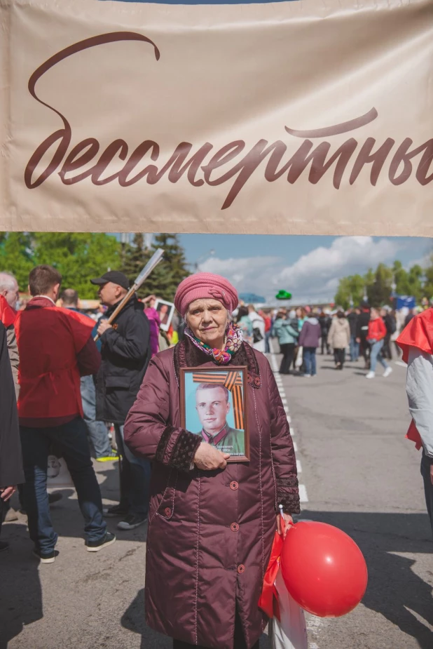 Участники "Бессмертного полка" в Барнауле. 9 мая 2016 года.