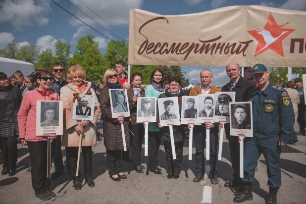 Участники "Бессмертного полка" в Барнауле. 9 мая 2016 года.