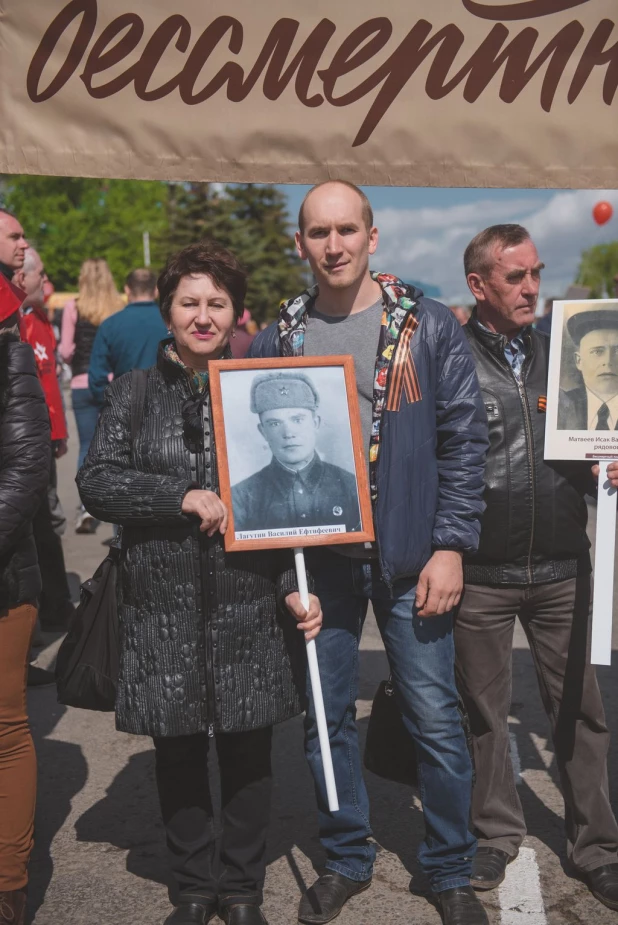 Участники "Бессмертного полка" в Барнауле. 9 мая 2016 года.