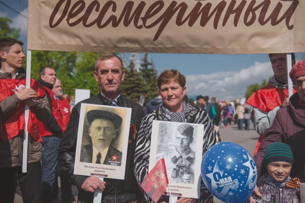 Участники "Бессмертного полка" в Барнауле. 9 мая 2016 года.