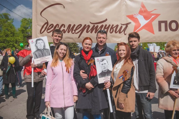 Участники "Бессмертного полка" в Барнауле. 9 мая 2016 года.