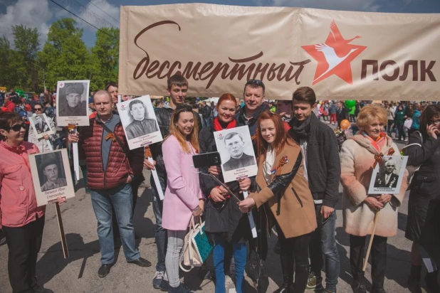 Участники "Бессмертного полка" в Барнауле. 9 мая 2016 года.